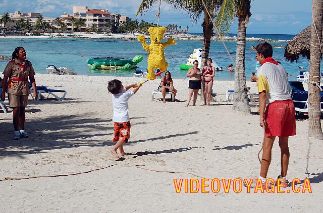 Mexique Puerto Aventuras Dreams Puerto Aventura Les enfants frappent un ourson en peluche remplie de bonbon.