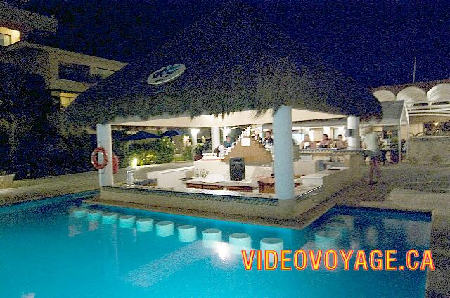 Mexique Puerto Aventuras Dreams Puerto Aventura The bar in the main pool at night.