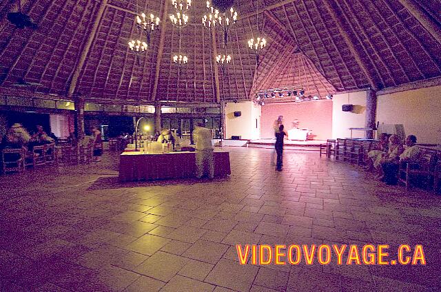 Mexique Puerto Aventuras Dreams Puerto Aventura The El Patio restaurant is transformed into disco bar some nights.