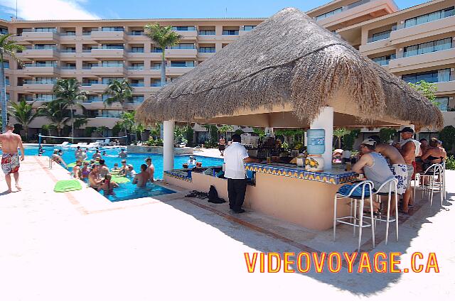 Mexique Puerto Aventuras Dreams Puerto Aventura A counter outside the pool.