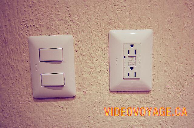 Mexique Puerto Aventuras Dreams Puerto Aventura Outlets of 110 volts secure in room bath.