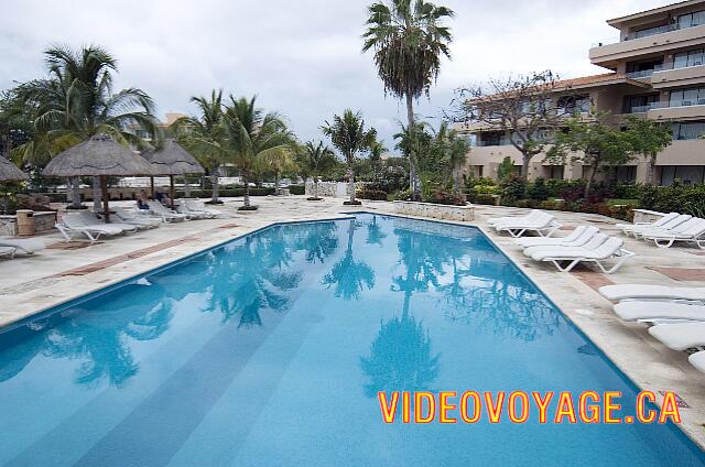 Mexique Puerto Aventuras Dreams Puerto Aventura On a cloudy day, the reflection of trees on water.