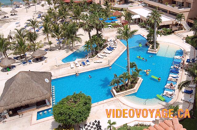 Mexique Puerto Aventuras Dreams Puerto Aventura Un bar en la piscina. Tumbonas en la piscina. No sombrilla en la terraza alrededor de la piscina. Algunas sillas. Una red de voleibol en la piscina