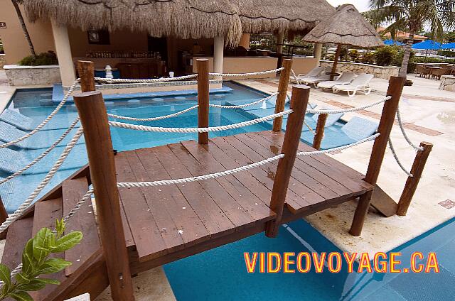 Mexique Puerto Aventuras Dreams Puerto Aventura A bridge across the pool for adults.