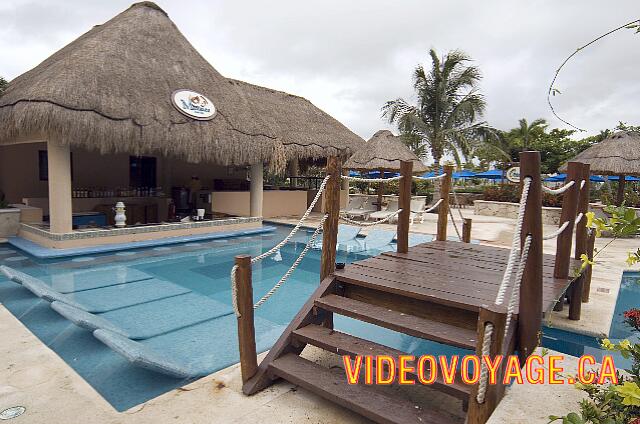 Mexique Puerto Aventuras Dreams Puerto Aventura On the other side of the bridge, a small section with the pool bar.