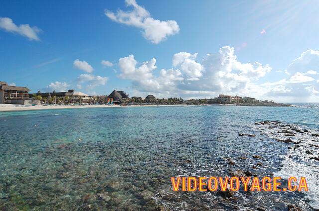 Mexique Puerto Aventuras Dreams Puerto Aventura Ensuite, les quaies en pierre qui permettent de casser les vagues de l'océan. Ce qui permet une mer calme dans la baie.