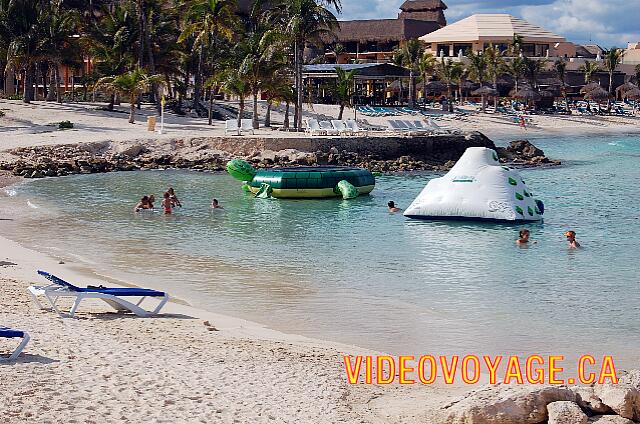 Mexique Puerto Aventuras Dreams Puerto Aventura Les jeunes semblent aimer jouer sur les immenses ballons.