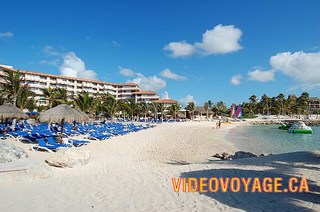 Mexique Puerto Aventuras Dreams Puerto Aventura Many chairs and a few umbrellas.