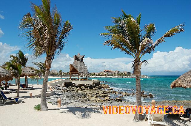 Mexique Puerto Aventuras Dreams Puerto Aventura The north side with a gazebo for weddings. A rocky shore.