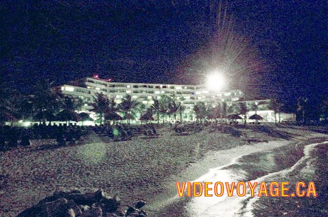 Mexique Puerto Aventuras Dreams Puerto Aventura L'hôtel vue de la plage le soir...