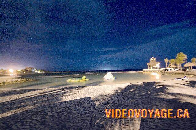 Mexique Puerto Aventuras Dreams Puerto Aventura La plage le soir...  Au fond dans la mer, les lumières de l'île cozumel.