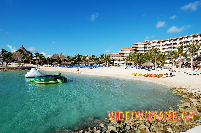 Mexique Puerto Aventuras Dreams Puerto Aventura Avec 2 immenses ballons dans la mer, une trempoline et une montagne à escalader.