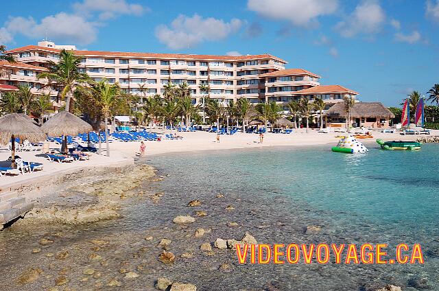 Mexique Puerto Aventuras Dreams Puerto Aventura Il y a des chaises longues et des parasols du coté nord.