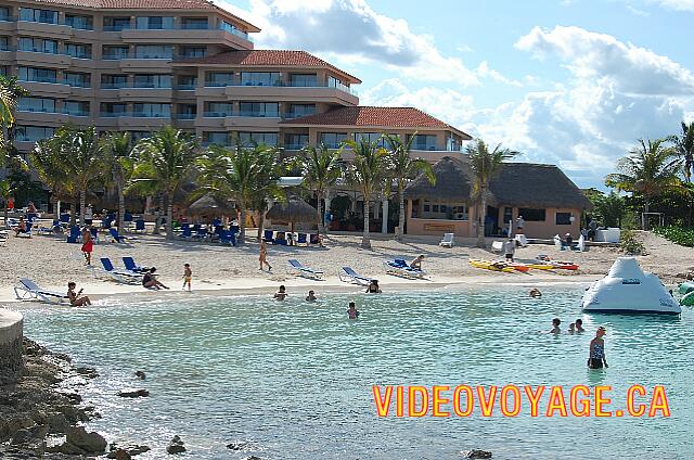 Mexique Puerto Aventuras Dreams Puerto Aventura Il y a tout de même assez de baigneur, le fond est assez uniforme en sable.  Une couche de 3 à 6 centimètres de sable sur un fond dur.