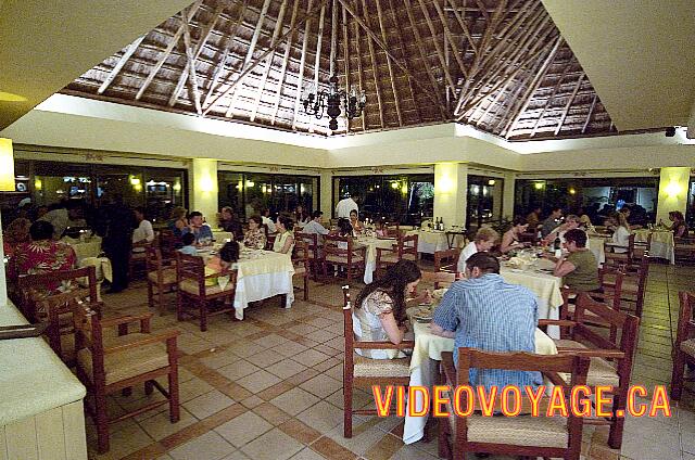 Mexique Puerto Aventuras Dreams Puerto Aventura Un restaurant à la carte de moyenne dimension.