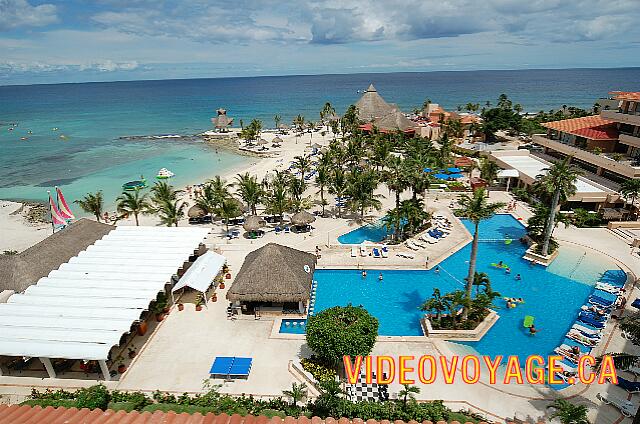 Mexique Puerto Aventuras Dreams Puerto Aventura The pool and beach are near the hotel.