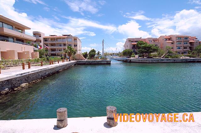 Mexique Puerto Aventuras Dreams Puerto Aventura Left the hotel, in the center the bridge to access the hotel and on the other side of the bridge, the marina.