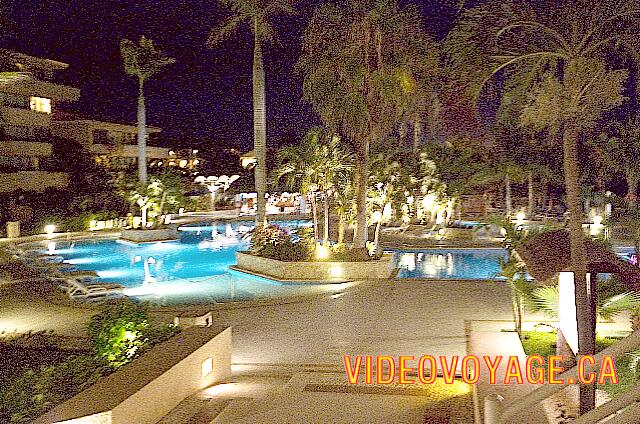 Mexique Puerto Aventuras Dreams Puerto Aventura The pool behind the hotel at night.