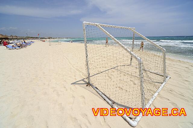 Mexique Puerto Juarez Valentin Imperial Maya Des filets pour jouer au mini-soccer sur la plage.