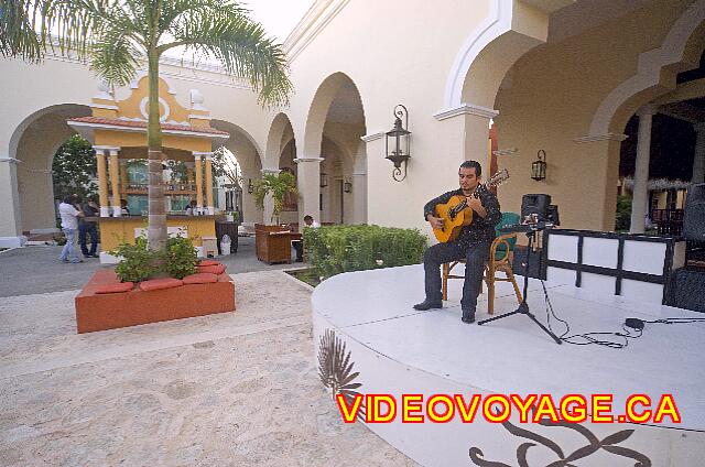 Mexique Puerto Juarez Valentin Imperial Maya Avant souper, sur la Terraza, un excellent musicien.