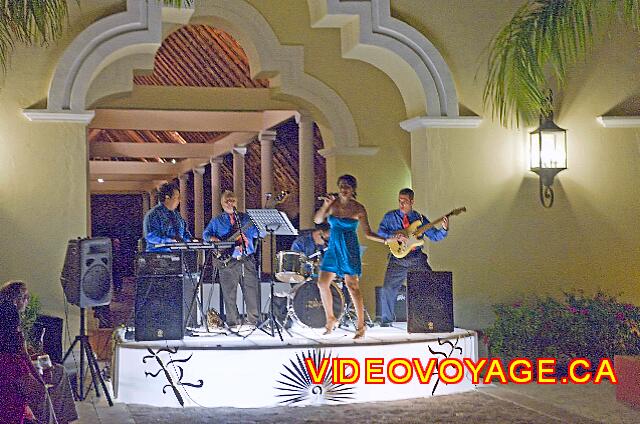 Mexique Puerto Juarez Valentin Imperial Maya En soirée à la terrasse, plus de rythme.