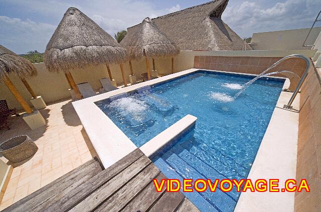 Mexique Puerto Juarez Valentin Imperial Maya Une piscine avec des jets puissants d'eau.
