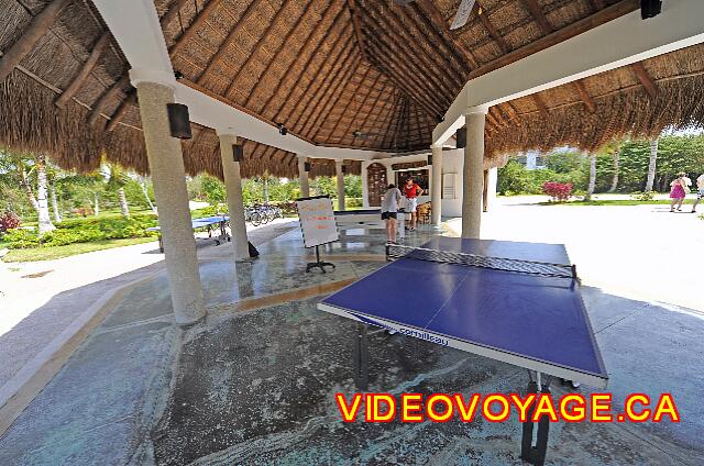 Mexique Puerto Juarez Valentin Imperial Maya The entertainment center with ping pong tables.