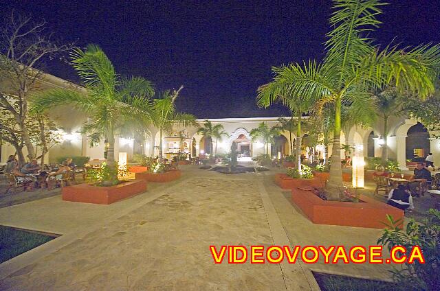 Mexique Puerto Juarez Valentin Imperial Maya La Terraza situado cerca del vestíbulo es muy popular en la noche.