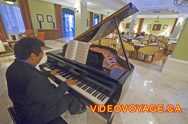 Mexique Puerto Juarez Valentin Imperial Maya Un pianiste le soir.