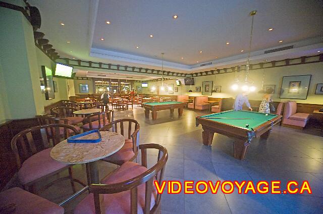 Mexique Puerto Juarez Valentin Imperial Maya El Sports Bar es lo suficientemente grande. Ofrece mesas de billar.