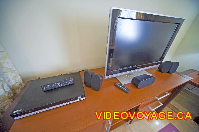 Mexique Puerto Juarez Valentin Imperial Maya Another TV with a DVD player.