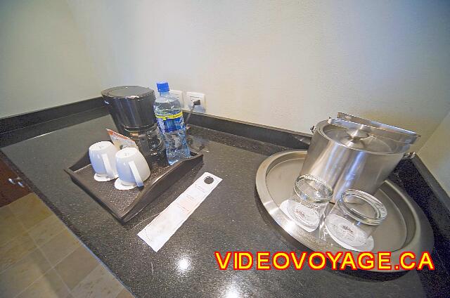 Mexique Puerto Juarez Valentin Imperial Maya A coffee maker and a cooler.