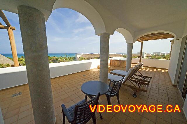 Mexique Puerto Juarez Valentin Imperial Maya A large terrace with a partial ocean view.