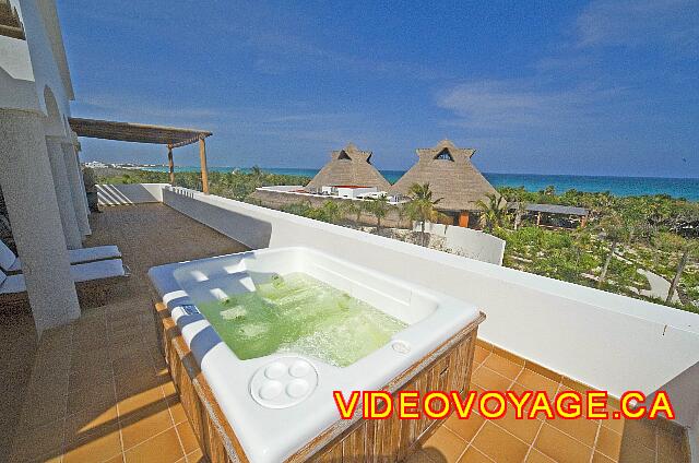 Mexique Puerto Juarez Valentin Imperial Maya A large hot tub on the balcony.