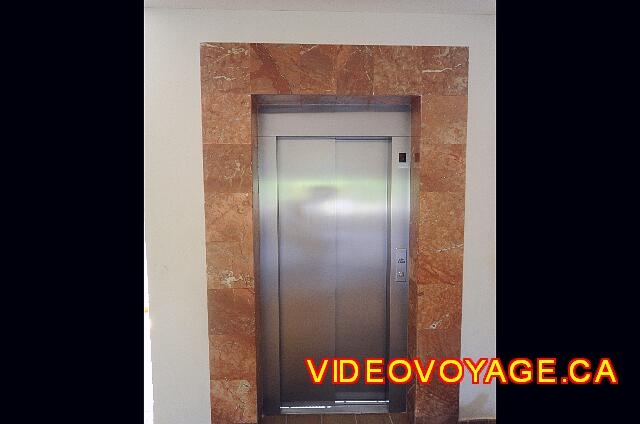 Mexique Puerto Juarez Valentin Imperial Maya All buildings with elevators.