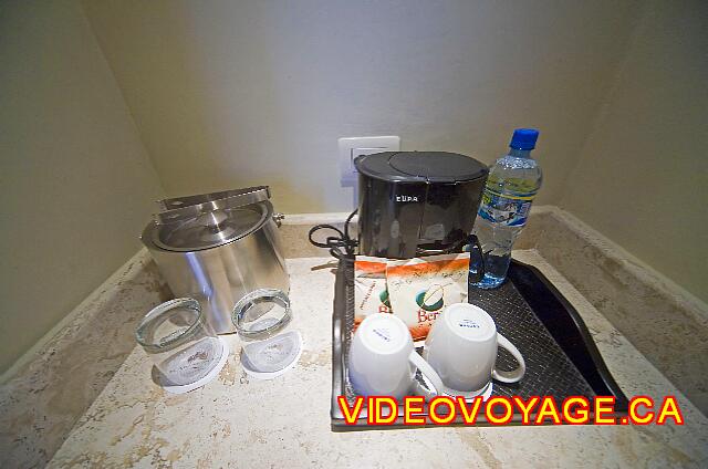 Mexique Puerto Juarez Valentin Imperial Maya A coffee maker and a cooler.