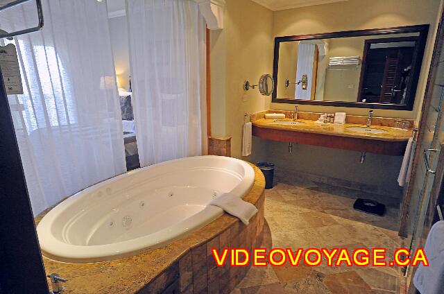 Mexique Puerto Juarez Valentin Imperial Maya The bathroom with a whirlpool bath big enough for two.