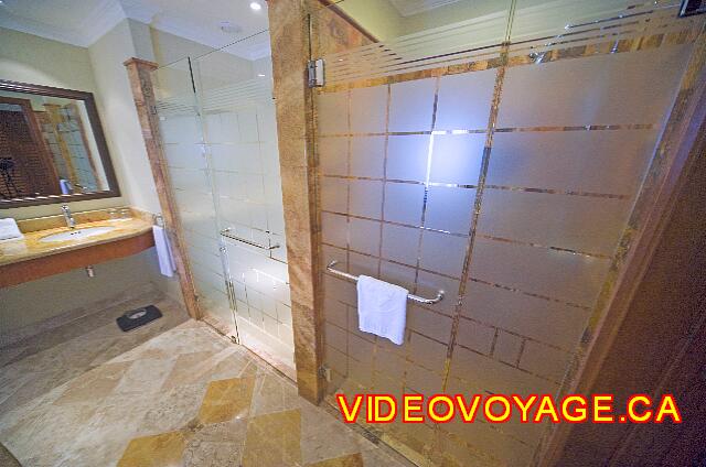 Mexique Puerto Juarez Valentin Imperial Maya The shower and toilet.