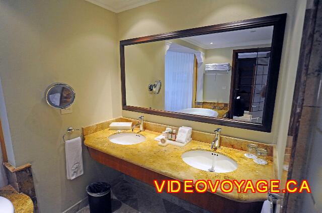 Mexique Puerto Juarez Valentin Imperial Maya A large counter with two sinks, magnifying mirror with integrated lighting.