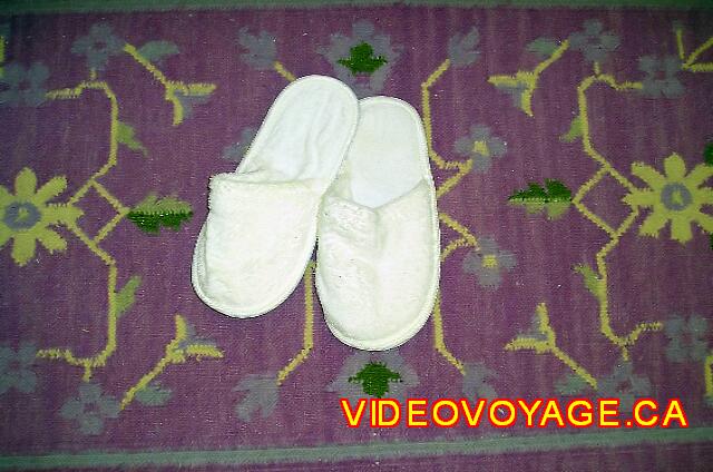 Mexique Puerto Juarez Valentin Imperial Maya Des pantoufles sur les tapis sur le bord du lit.
