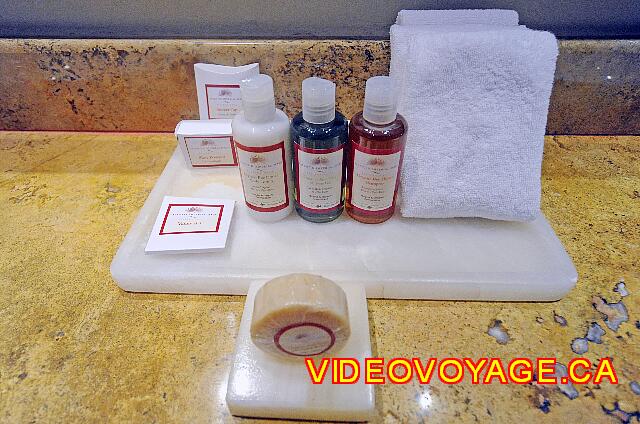 Mexique Puerto Juarez Valentin Imperial Maya The personal care products with washcloths.