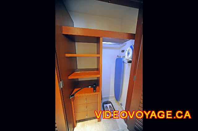 Mexique Puerto Juarez Valentin Imperial Maya The wardrobe with an iron and ironing board, safe box and hair dryer.