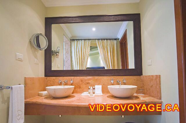 Mexique Puerto Juarez Valentin Imperial Maya A large counter to the bathroom with a magnifying mirror with integrated lighting.