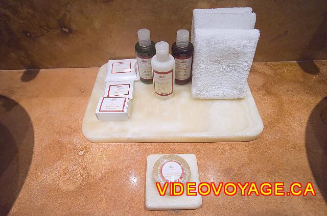 Mexique Puerto Juarez Valentin Imperial Maya The personal care products with washcloths.