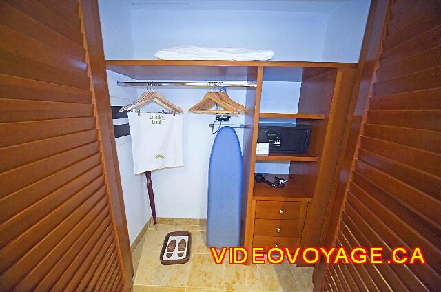 Mexique Puerto Juarez Valentin Imperial Maya The wardrobe with ironing board and iron, safe, hair dryer and an umbrella.