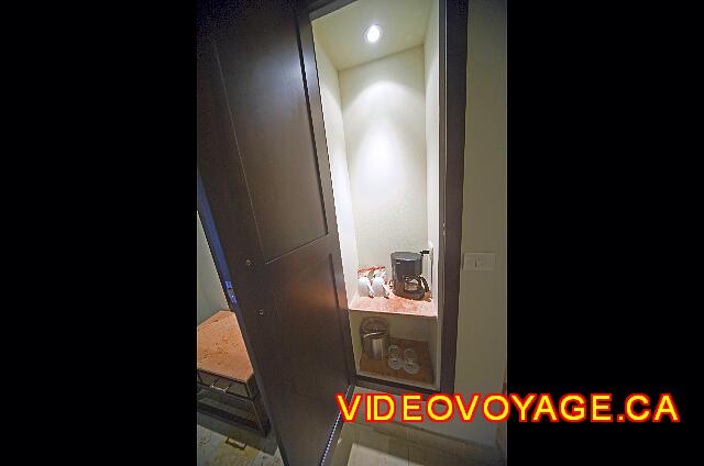 Mexique Puerto Juarez Valentin Imperial Maya The coffee maker and a cooler.