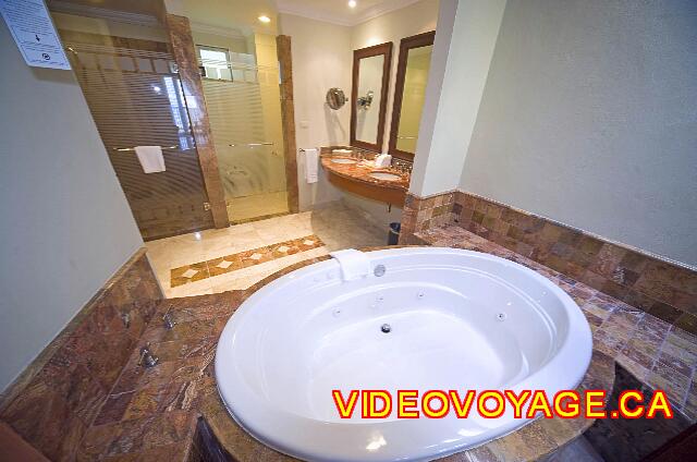 Mexique Puerto Juarez Valentin Imperial Maya The whirlpool in the room.