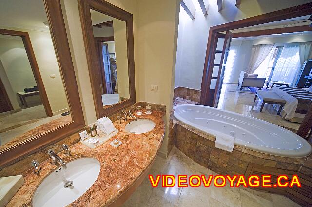 Mexique Puerto Juarez Valentin Imperial Maya El contador en el cuarto de baño con 2 lavabos.