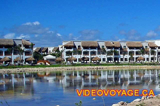 Mexique Puerto Juarez Valentin Imperial Maya Una piscina corre a lo largo del frente de todos los edificios que habritent suites junior de oro.