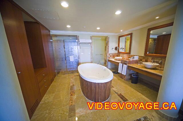 Mexique Puerto Juarez Valentin Imperial Maya Un gran cuarto de baño con bañera de hidromasaje en el centro.